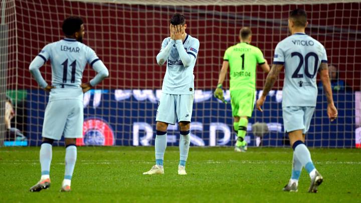 Los jugadores del Atlético se lamentan tras caer ante el Bayer Leverkusen.