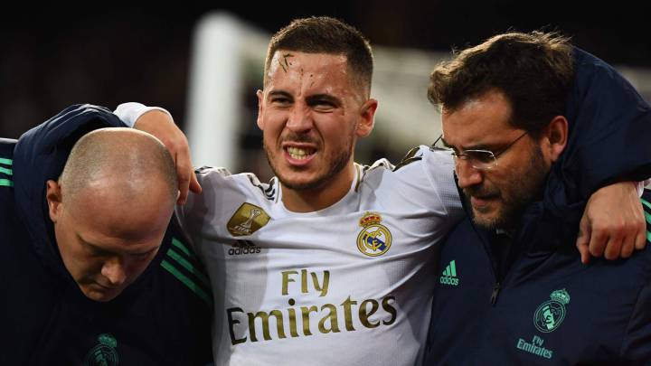 Eden Hazard se retira lesionado en el partido de Champions contra el PSG.