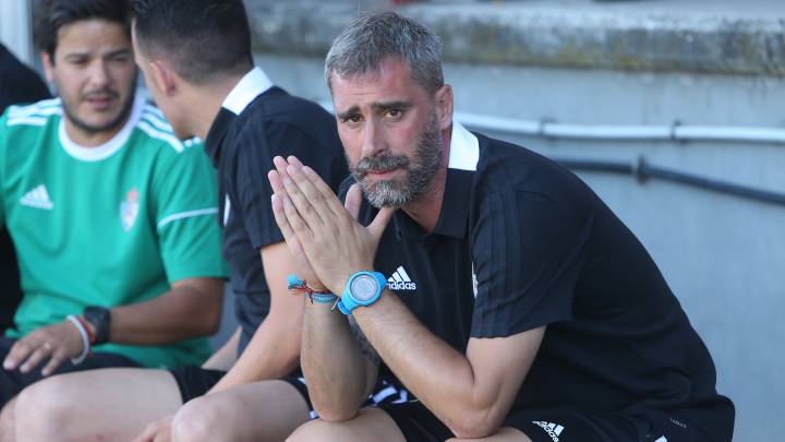 Jon Perez Bolo, en el banquillo de la Ponferradina.