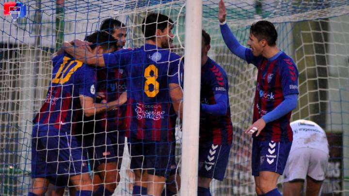 Los jugadores de la Gimnástica Segoviana celebran un gol en Tercera División.
