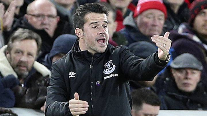 Marco Silva grita a sus jugadores durante el derbi del miércoles ante el Liverpool en Anfield.