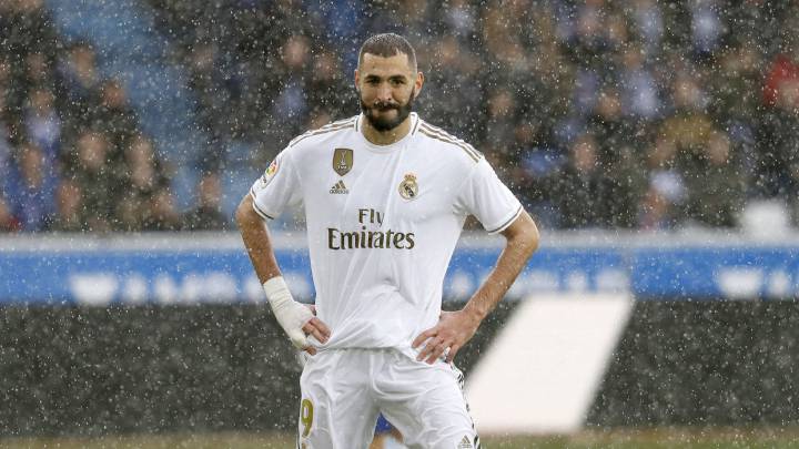 Benzema busca refuerzos.