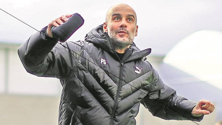 Guardiola da patadas al balón en el entrenamiento del Manchester City de ayer.