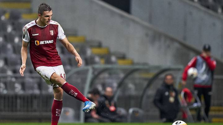 El Betis negocia por el pivote portugués Joan Palhinha, que juega en el Sporting de Braga pero pertenece al Sporting Clube de Portugal. Lo necesita para ya.