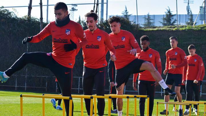 Los jugadores del Atlético durante el entrenamiento del domingo.