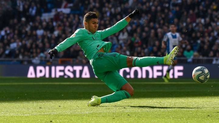 Casemiro intenta llegar a un balón en el partido contra el Espanyol.