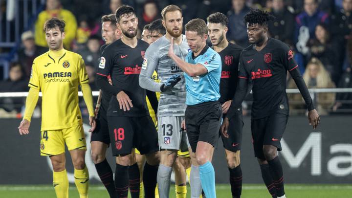 Felipe, a la izquierda de Oblak, y Hermoso, detrás del árbitro, en el Villarreal-Atlético.
