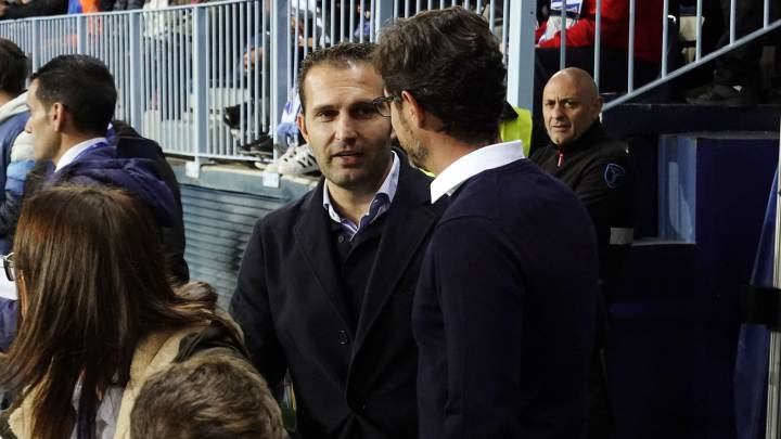 Baraja conversa con Víctor Sánchez del Amo durante el partido en La Rosaleda.