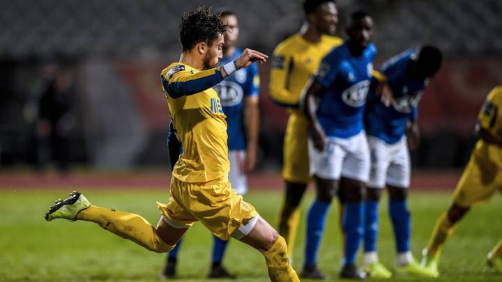 Alex Telles lanza un penalti.