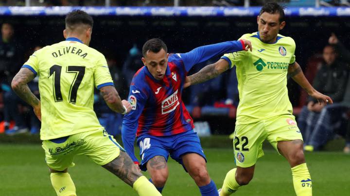 Fabián Orellana con el balón ante los jugadores del Getafe.