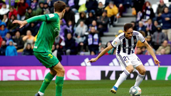 El centrocampista Miguel Herrero del Real Valladolid, durante el partido de la decimosexta jornada de LaLiga Santander de Primera división, que se disputa este domingo en el Estadio Municipal José Zorrilla.