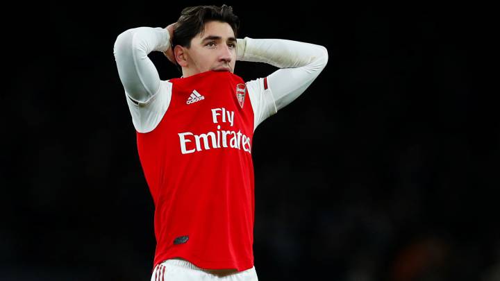 Bellerín muerde la camiseta