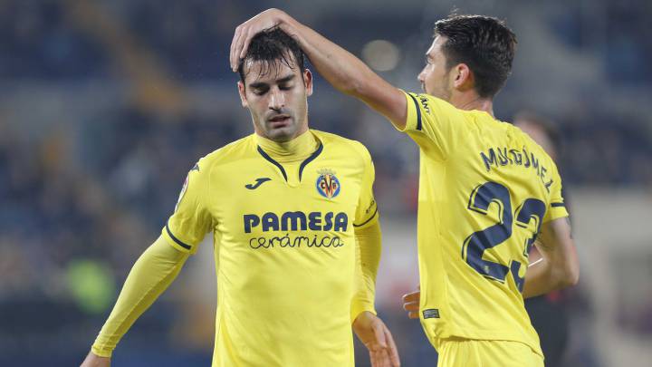 Moi Gómez saluda a Trigueros durante el Villarreal-Atlético.