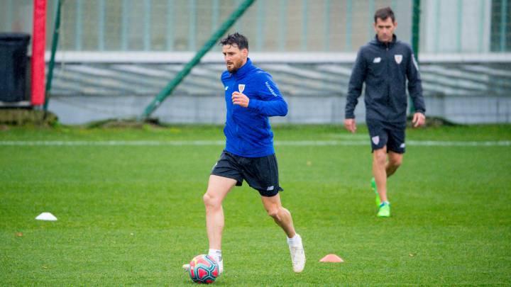 Aduriz toca balón en el exterior
