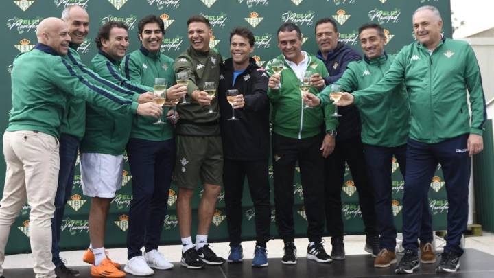 El Betis brindó antes de su comida de Navidad.