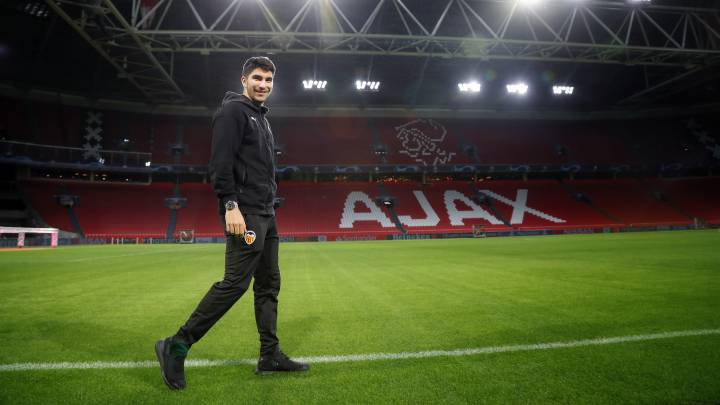 Carlos Soler posa para AS en el Johan Cruyff Arena