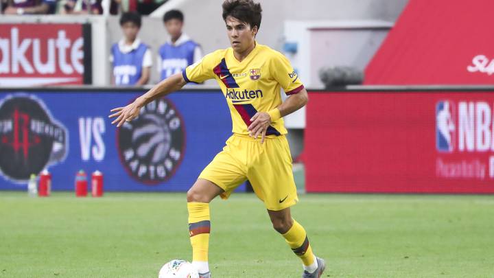 Riqui Puig controla el balón durante un partido de pretemporada de la Rakuten Cup entre el Vissel Kobe y el Barcelona.