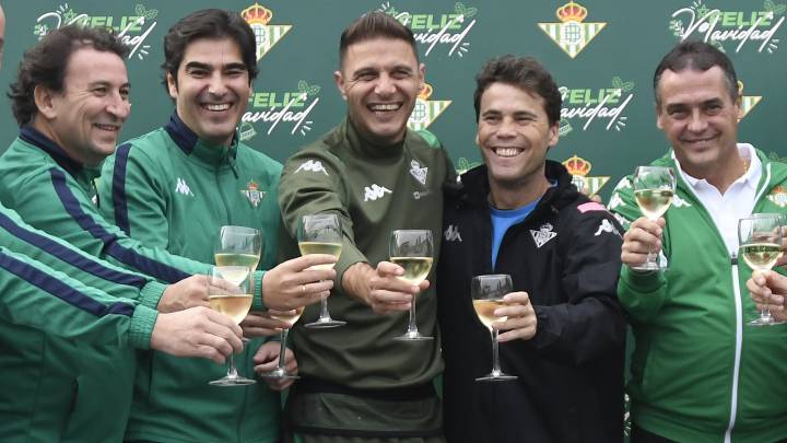 Joaquín, junto a José Miguel López Catalán, Ángel Haro, Rubi y Alexis, en el brindis navideño.