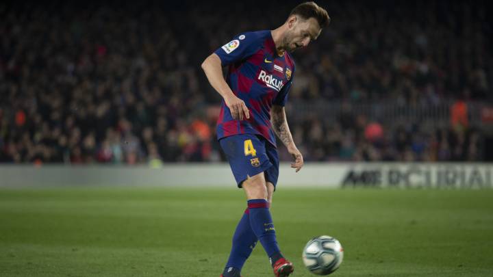 Ivan Rakitic controla un balón durante el partido de la Liga Santander entre el Barcelona y el Mallorca en el Camp Nou.