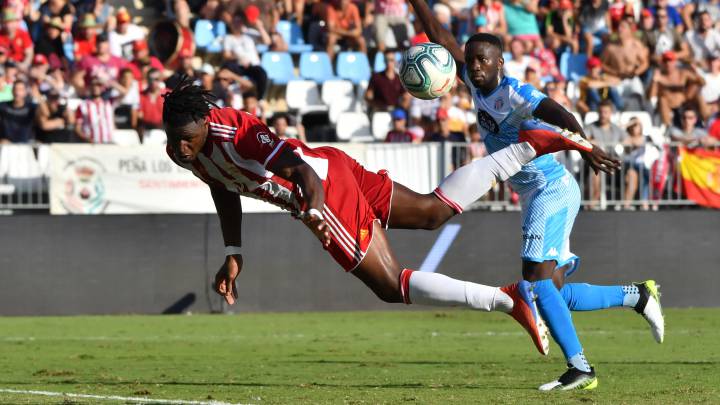 Sekou, delantero del Almería, rematando a portería durante un partido de esta temporada.