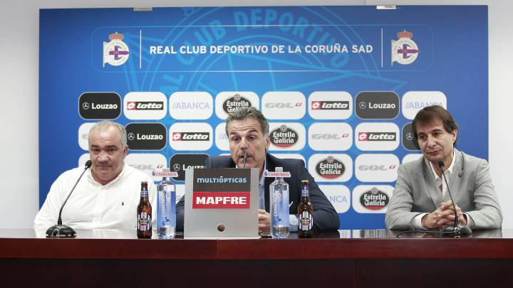 Fernando Vidal, acompañado de Ernesto Bello y Richard Barral en el Deportivo