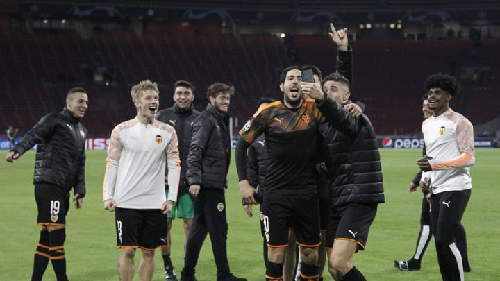 Rodrigo, Wass, Parejo y Gabriel celebran el pase a octavos.