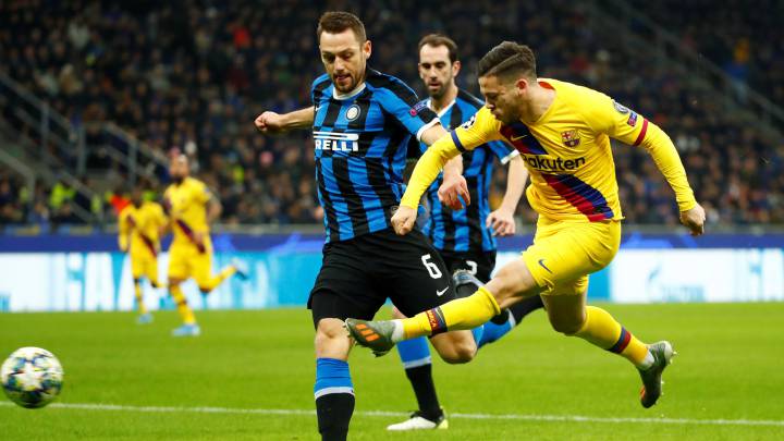 Carles Pérez chuta durante el partido de Champions League entre Inter de Milán y F.C. Barcelona.