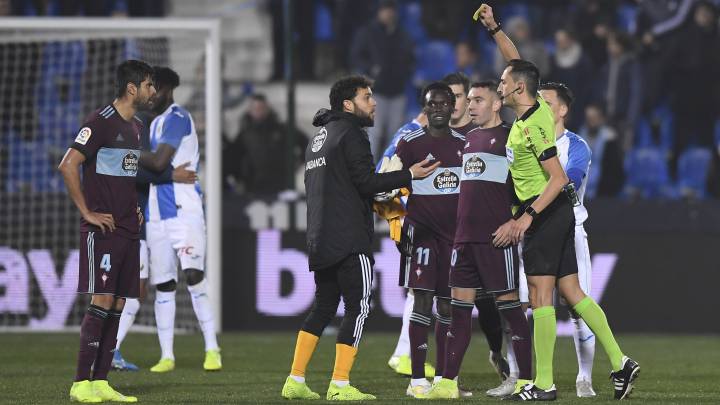 Los jugadores del Celta protestan al colegiado al término del partido contra el Leganés.