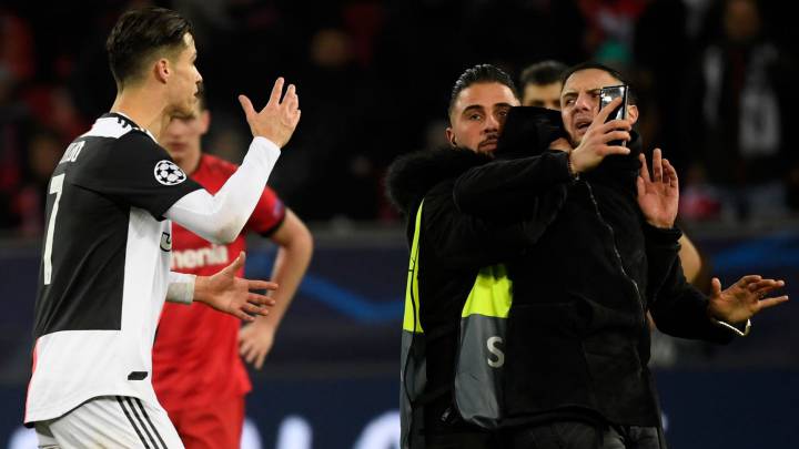 La seguridad del estadio retira al afionado ante los gestos de contrariedad de Cristiano.