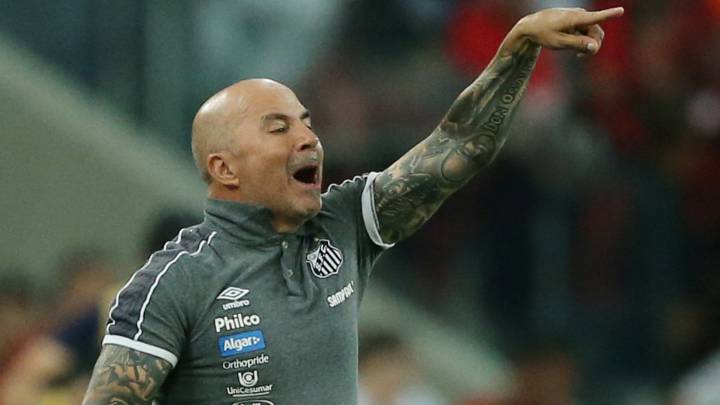 Sampaoli, da órdenes durante un partido con el Santos.