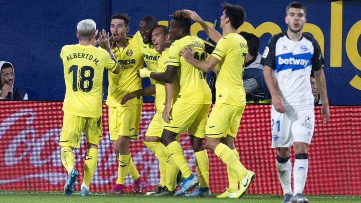 Los jugadores del Villarreal celebran un gol al Alavés.