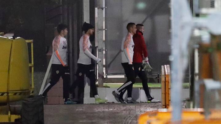 La plantilla del Valencia salta al entrenamiento en la Ciudad Deportiva de Paterna.