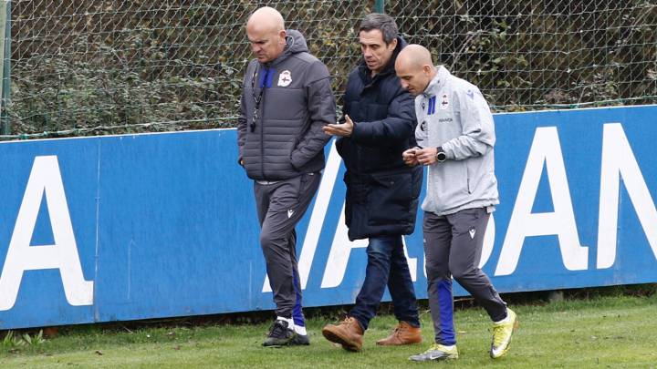 Carmelo del Pozo, director deportivo blanquiazul, dialogando con Luis César y su ayudante tras un entrenamiento en Abegondo.