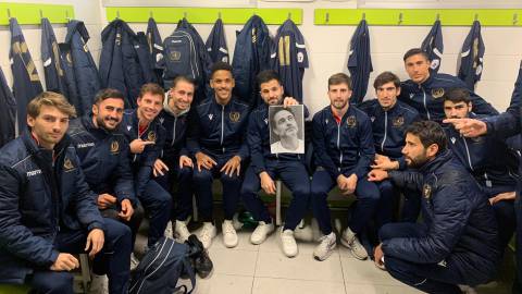 Los jugadores del Flat Earth, después de un partido de Tercera División.
