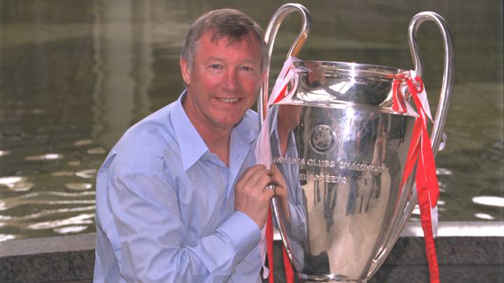 Ferguson posa con una de las Champions que ganó.