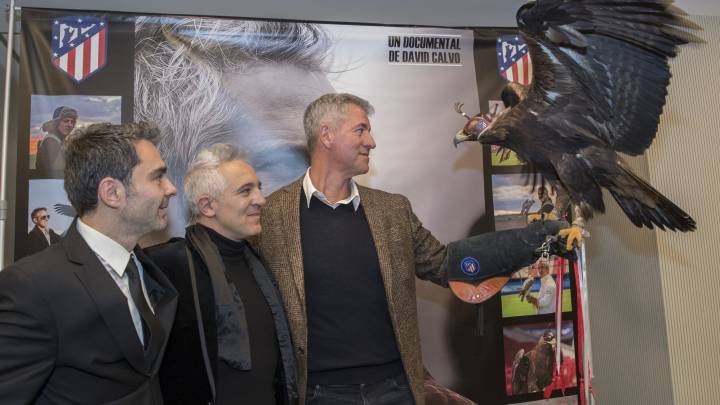 David Calvo, Jorge Castaño y Miguel Ángel Gil Marín en la presentación del documental que repasa la vida del halconero rojiblanco en el Metropolitano.