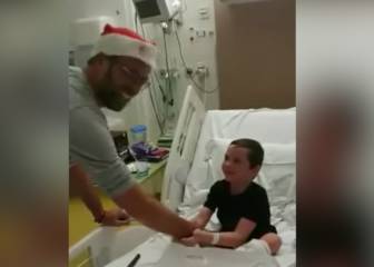 Santa Klopp pops into children's hospital bearing gifts