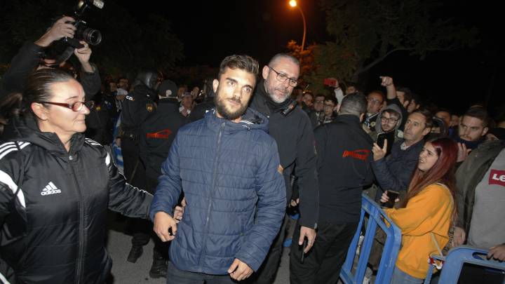 Plantilla y directiva del Hércules salen escoltados del Rico Pérez