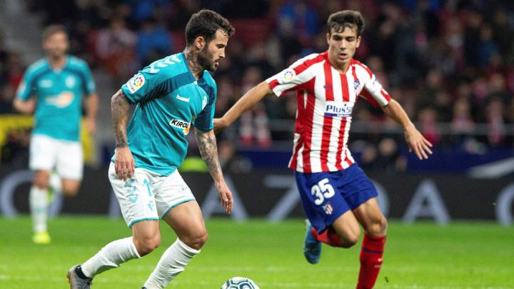 El defensa del Atlético de Madrid Manu Sánchez presiona al centrocampista de Osasuna Rubén García.