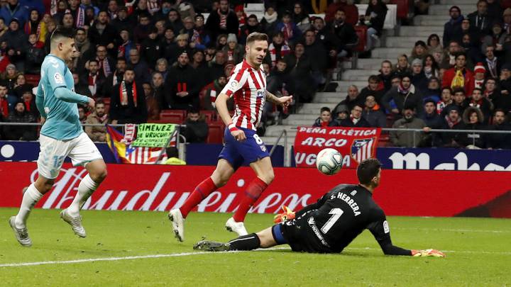 Saúl pica el balón por encima de Herrera para hacer el 2-0 en el Atlético-Osasuna.