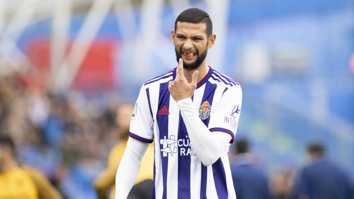 Joaquín Fernández se dirige a la banda tras perder un diente durante el partido de Liga Santander entre Getafe y Valladolid.