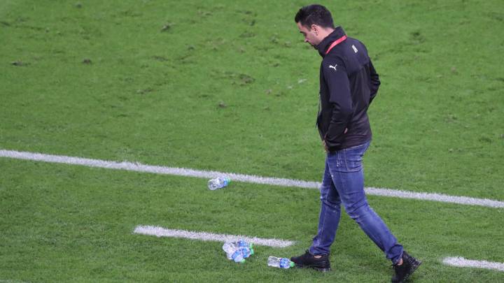Xavi, pensativo durante el partido contra el Esperanza de Túnez.