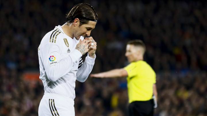 Ramos se fue del Camp Nou con el tobillo vendado y cojeando