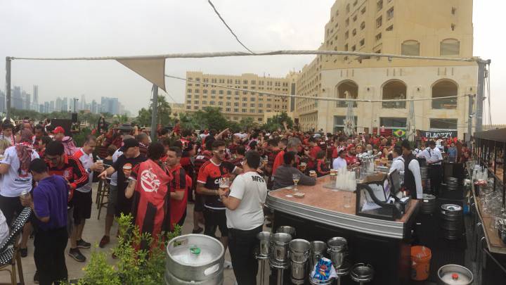Centenares de hinchas de Flamengo colapsaron en la previa del encuentro de semifinales ante Al Hilal la terraza del Belgian Café.
