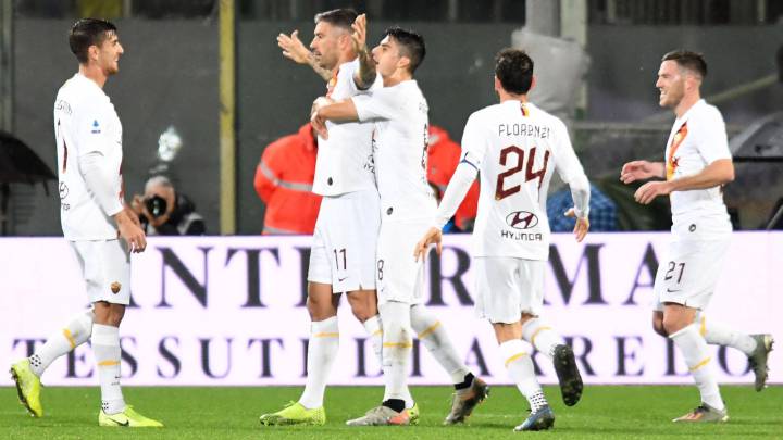 Kolarov es felicitado por sus compañeros tras el 0-2.