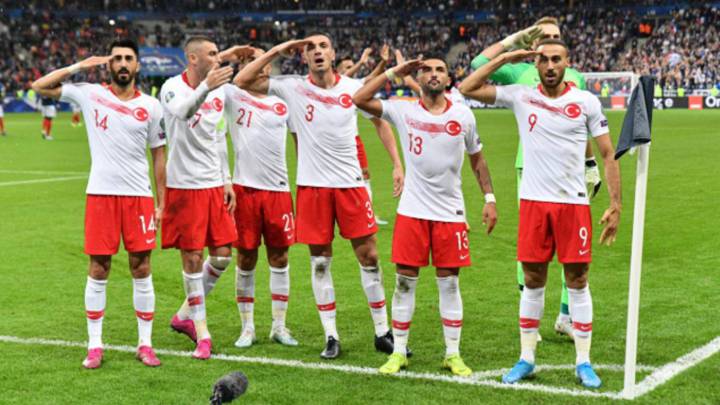 Los jugadores de Turquía realizando el saludo militar.