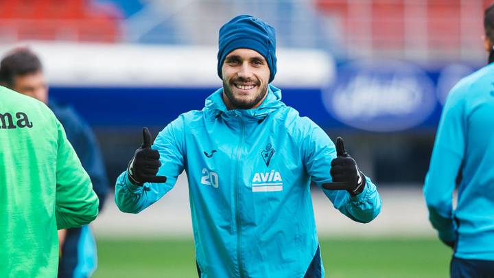 Correa saluda a la cámara durante un entrenamiento con el Eibar.