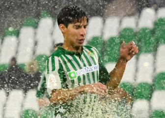 El césped del Benito Villamarín le gana la partida al temporal