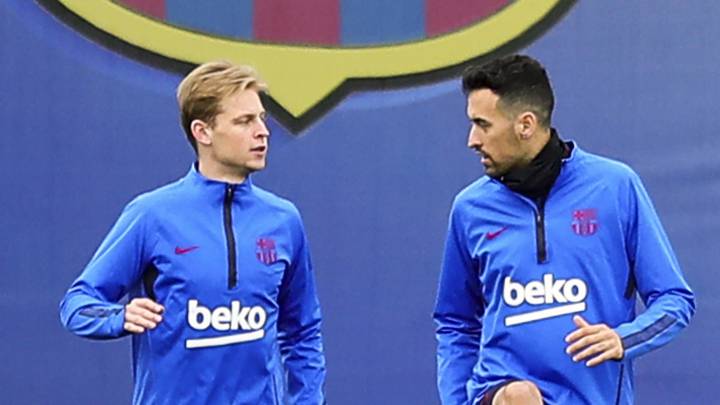 De Jong, con Busquets, en el entrenamiento de ayer.