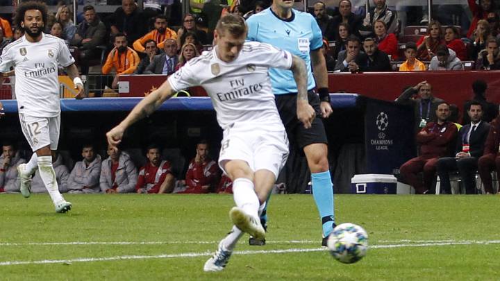 Toni Kroos, jugador del Real Madrid, ejecuta un disparo.